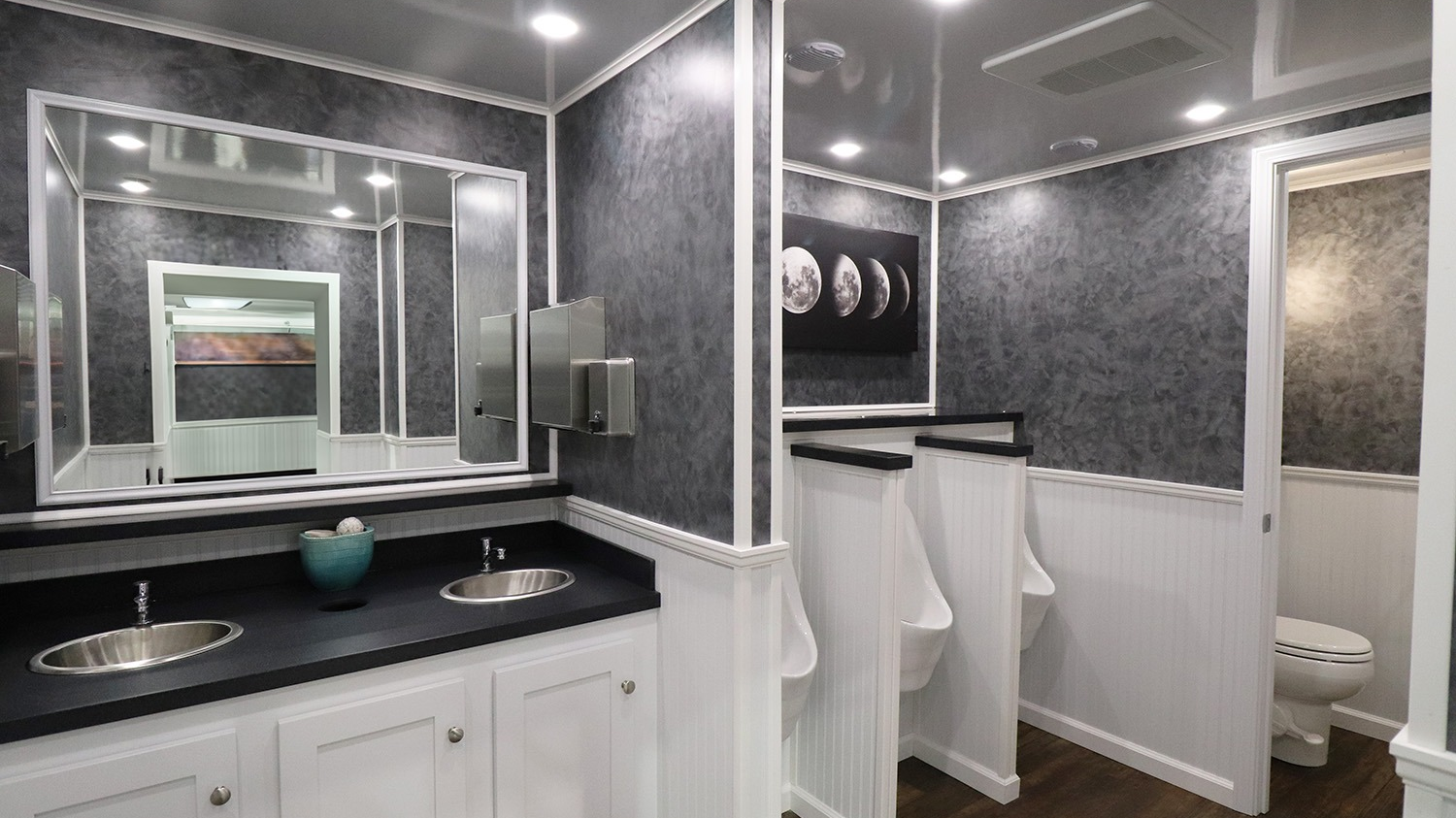 Luxury Toilet Trucks
